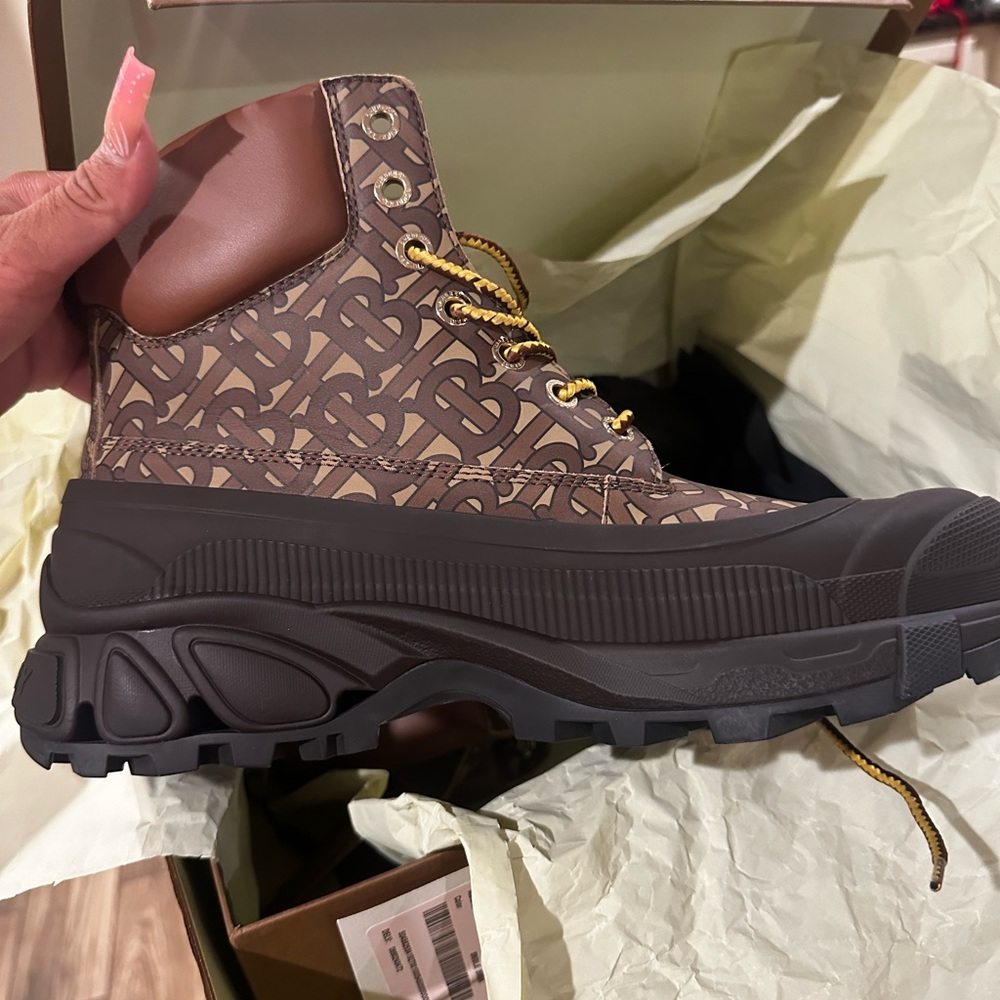 NWT men’s Burberry boots